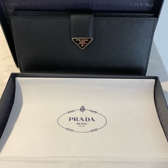 Authenticated Large Prada Wallet - Picture 4 of 12
